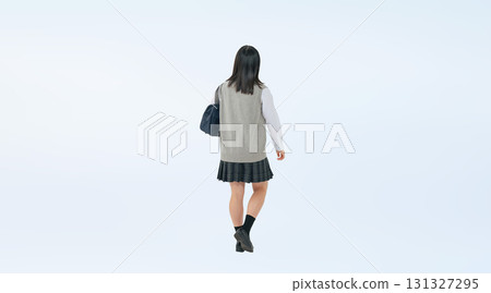 身穿制服的女學生全身照，背後裁剪 131327295