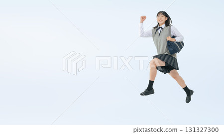 穿制服跳躍女學生全身照 131327300