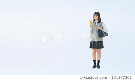 一名身穿制服的女學生正在看智慧型手機的全身照片 131327301