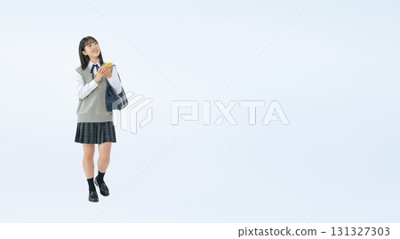 一名身穿制服的女學生正在看智慧型手機的全身照片 131327303