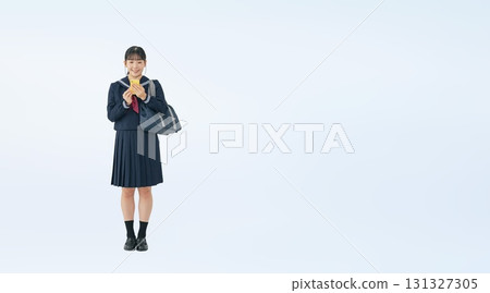 一名身穿水手服的女學生正在看智慧型手機的全身照片 131327305
