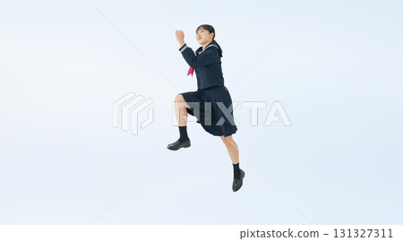 身穿水手服跳躍女學生全身照 身穿水手服跳躍女學生全身照 131327311