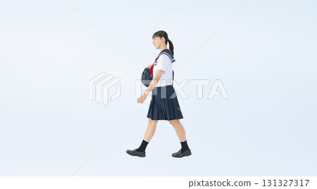 女學生穿著水手服走路的全身照 女學生穿著水手服走路的全身照 131327317