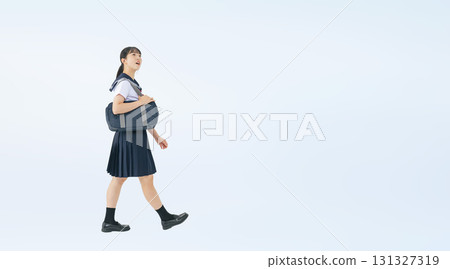 女學生穿著水手服走路的全身照 131327319