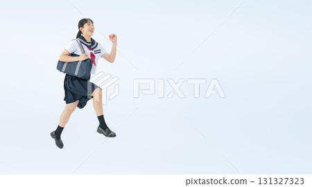 身穿水手服跳躍女學生全身照 131327323