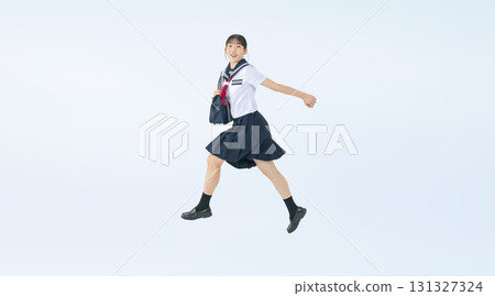 身穿水手服跳躍女學生全身照 131327324