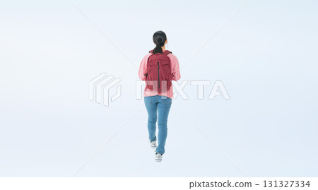 一名背著背包行走的少女全身照 131327334