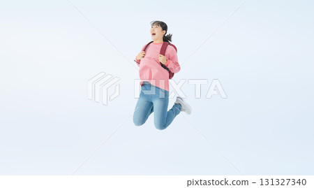 背著背包跳躍的少女全身照片 背著背包跳躍的少女全身照片 131327340