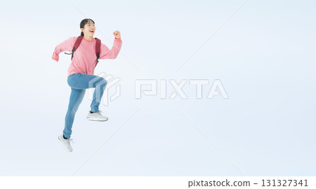 背著背包跳躍的少女全身照片 背著背包跳躍的少女全身照片 131327341