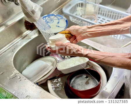 一位老婦人洗碗的手 一位老婦人洗碗的手 131327385
