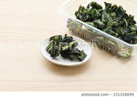 Wakame rice crackers 131328899