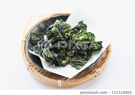 Crispy seaweed crackers 131328903