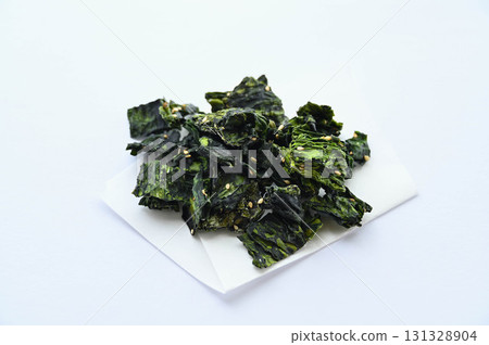 Wakame rice crackers 131328904