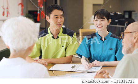 亞洲護理人員講解護理設施 131331725