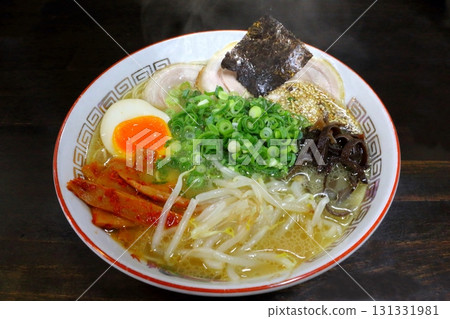 Tonkotsu ramen (the taste of a famous restaurant) 131331981