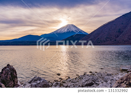 [Yamanashi Prefecture] Sunrise view of Mt. Fuji from the shores of Lake Motosu 131332992