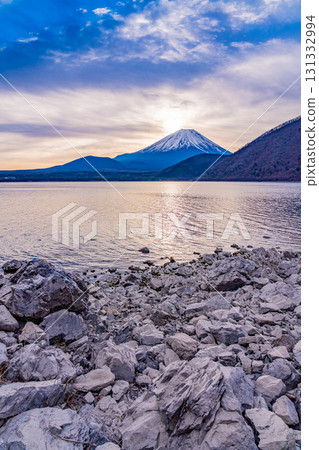 [Yamanashi Prefecture] Sunrise view of Mt. Fuji from the shores of Lake Motosu 131332994