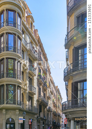 巴塞隆納，晴朗的天空，盛夏，西班牙 131333691