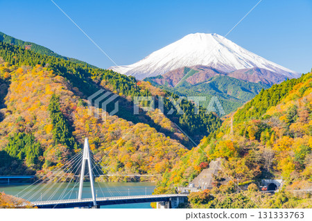 【神奈川縣】丹澤湖、湖邊的秋葉、遠處的富士山 131333763