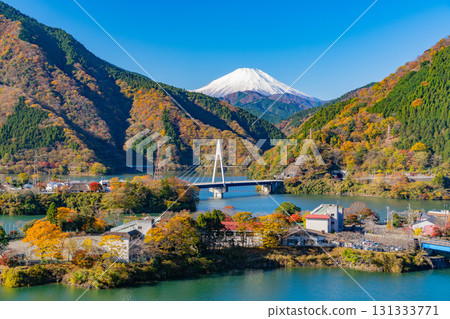 【神奈川縣】丹澤湖、湖邊的秋葉、遠處的富士山 131333771