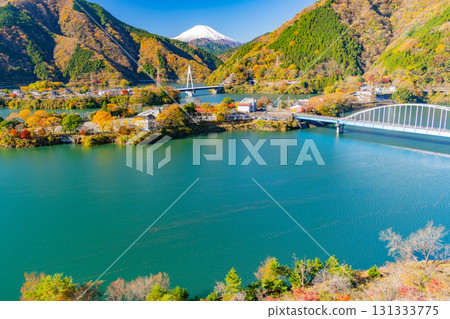 【神奈川縣】丹澤湖、湖邊的秋葉、遠處的富士山 131333775