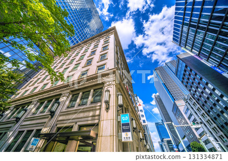 日本東京城市景觀：京橋辦公區。從明治屋京橋大廈眺望京橋站入口。 131334871