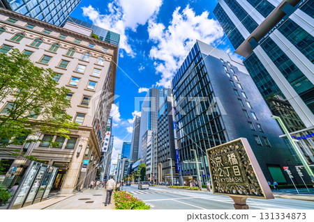 日本東京城市景觀：京橋辦公區。從明治屋京橋大廈眺望京橋站入口。 131334873