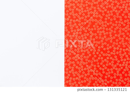 帶有金色花卉圖案和白色背景的紅色日本紙 131335121