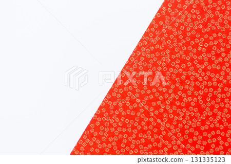 帶有金色花卉圖案和白色背景的紅色日本紙 131335123