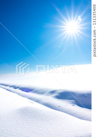 冬季北海道宜人的藍天與耀眼的陽光 冬季北海道宜人的藍天與耀眼的陽光 131335409
