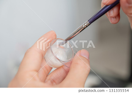 The master mixes eyebrow dye. The master mixes eyebrow dye. 131335554