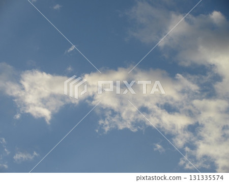雲彩在藍天上漂浮晨曦的光芒 雲彩在藍天上漂浮晨曦的光芒 131335574
