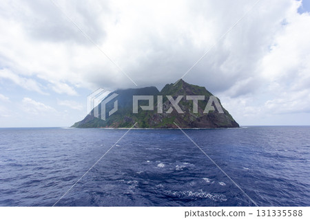 A small island in the Pacific Ocean 131335588