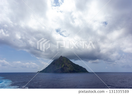 A small island in the Pacific Ocean 131335589