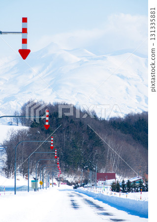 Snow-covered roads and arrow feathers in Biei, Hokkaido, in winter 131335881