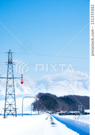 北海道美瑛的冬季積雪道路和箭羽 131335882
