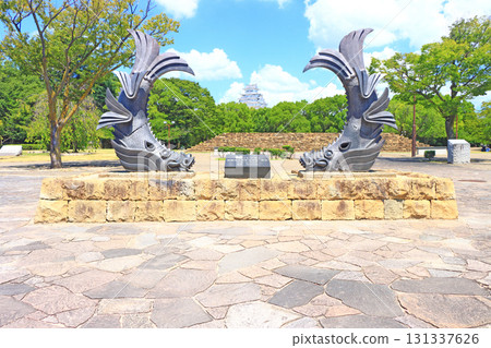 從兵庫縣姬路市城見台公園眺望國寶姬路城和鯱池 從兵庫縣姬路市城見台公園眺望國寶姬路城和鯱池 131337626