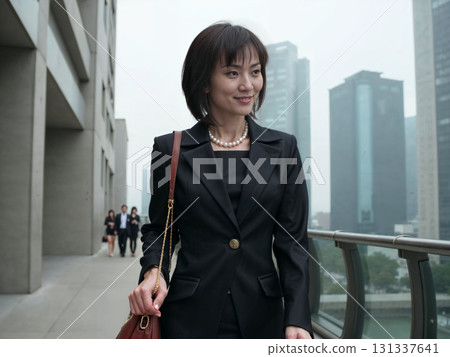 女商人自信地走在城市裡 131337641