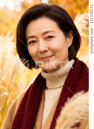 中年婦女秋葉和微笑的女性肖像 中年婦女秋葉和微笑的女性肖像 131338552