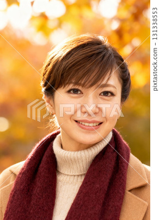 中年婦女秋葉和微笑的女性肖像 131338553