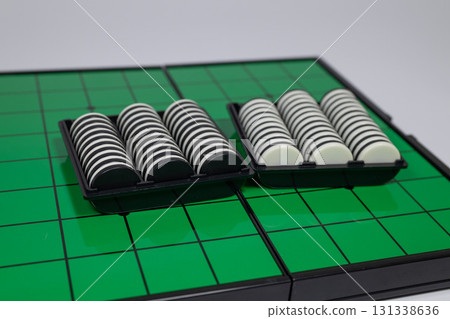 黑白棋棋和棋盤 黑白棋棋和棋盤 131338636