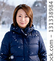 雪景中微笑的中年婦女肖像 131338984