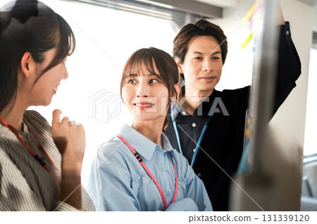 三位男士和女士使用白板開會 131339120