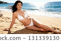一位身穿泳衣的中年婦女在海灘上放鬆的肖像 131339130