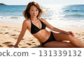 一位身穿泳衣的中年婦女在海灘上放鬆的肖像 131339132