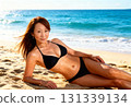一位身穿泳衣的中年婦女在海灘上放鬆的肖像 131339134
