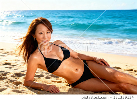 一位身穿泳衣的中年婦女在海灘上放鬆的肖像 131339134