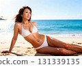 一位身穿泳衣的中年婦女在海灘上放鬆的肖像 131339135