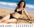 一位身穿泳衣的中年婦女在海灘上放鬆的肖像 131339137