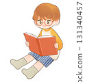 讀一本書的兒童男孩 131340457